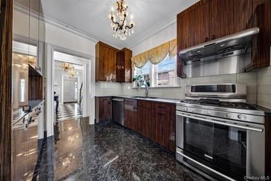 Stunning luxury one-family home in the heart of Flushing! - photo 8