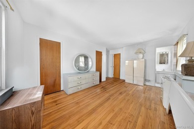 Large Semi-Detached 2 Family House In The Heart Of Bayside - photo 12