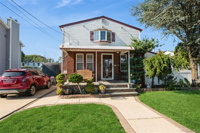 (private lake, pond, coastal) Home Sale Pending in East Meadow New York