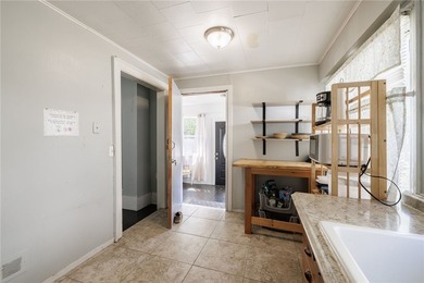 Fantastic investment or owner-occupant opportunity in the heart - photo 11