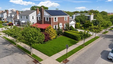 Welcome to 530 Washington Boulevard, a beautifully maintained - photo 3