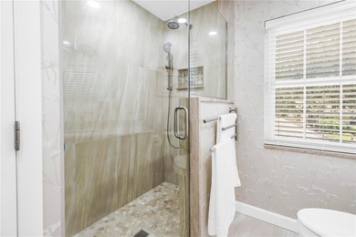 Beautifully maintained lakefront home offering 3 bedrooms, 3 - photo 11