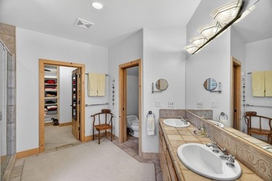 Captivating lake views, thoughtful design, and timeless mountain - photo 16