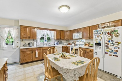 Nestled on a beautifully landscaped cul-de-sac, this - photo 18