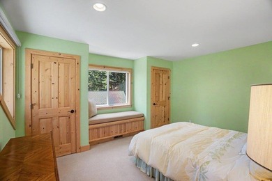 Captivating lake views, thoughtful design, and timeless mountain - photo 25