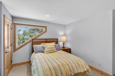 Captivating lake views, thoughtful design, and timeless mountain - photo 26