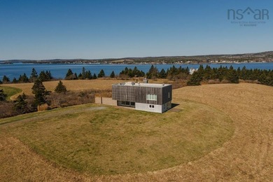 Rarely does a property emerge that so perfectly balances - photo 4