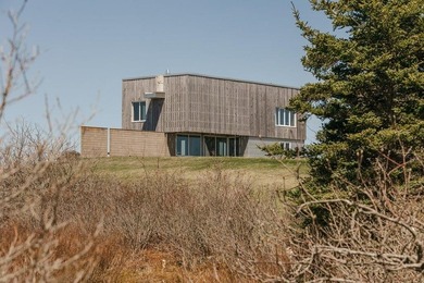 Rarely does a property emerge that so perfectly balances - photo 9