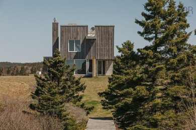 Rarely does a property emerge that so perfectly balances - photo 10