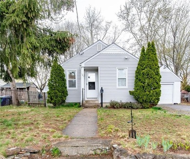 Why Rent! Vinyl Sided 5 Room Ranch located in the Lakewood - photo 1