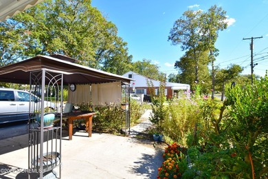 Welcome home to this beautifully maintained Adult Community - photo 2