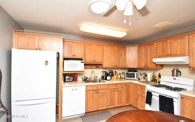 Welcome home to this beautifully maintained Adult Community - photo 8