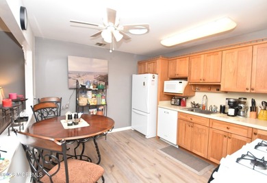Welcome home to this beautifully maintained Adult Community - photo 9