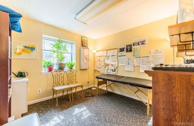 Spacious commercial condo unit over 1,160 sq.ft., featuring two - photo 11