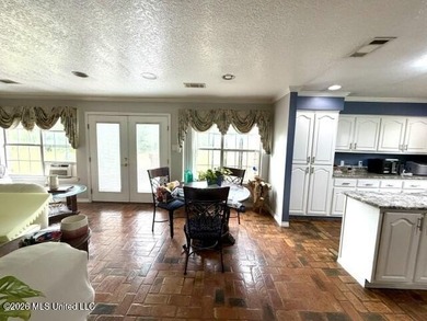 Welcome home to this spacious and beautifully laid out - photo 15