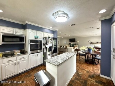 Welcome home to this spacious and beautifully laid out - photo 17