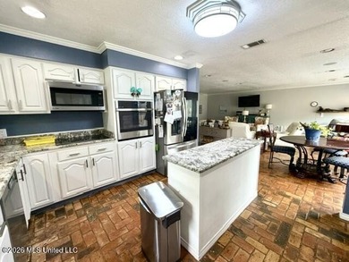 Welcome home to this spacious and beautifully laid out - photo 18