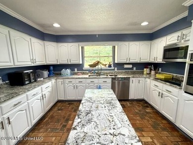 Welcome home to this spacious and beautifully laid out - photo 19