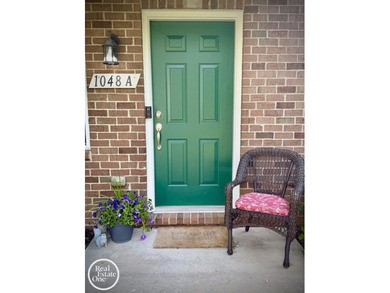 Take a look at this fabulous end-unit condo with neutral decor - photo 1