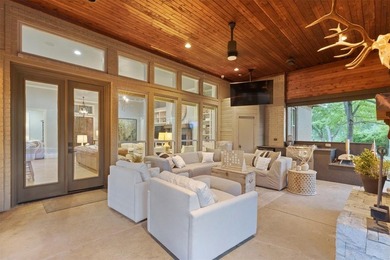 Fully reimagined sprawling single-story estate on a rare 1-acre - photo 38