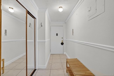Welcome to this bright and spacious studio that lives like a - photo 5