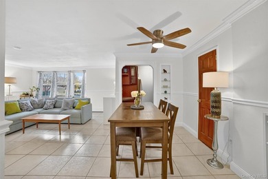 Welcome to this bright and spacious studio that lives like a - photo 7