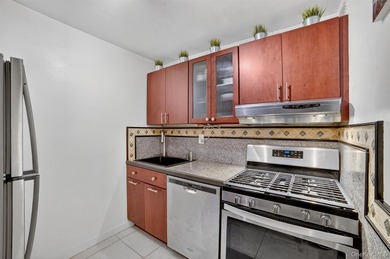 Welcome to this bright and spacious studio that lives like a - photo 9