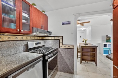 Welcome to this bright and spacious studio that lives like a - photo 10