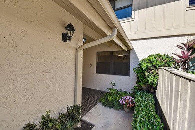 Beautifully maintained 1st floor condominium with extended water - photo 3