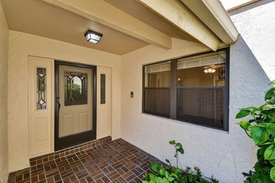 Beautifully maintained 1st floor condominium with extended water - photo 4