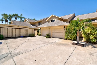 Beautifully maintained 1st floor condominium with extended water - photo 7