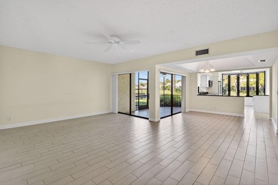 Beautifully maintained 1st floor condominium with extended water - photo 8