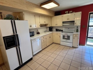 Spend many relaxing hours at this lovely 2 bedroom, 1.5 bath - photo 2