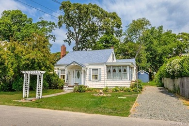 Enjoy beautiful waterview's from this delightful Cape Cod offers - photo 1