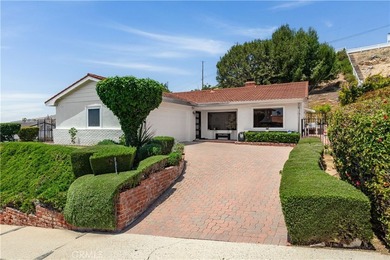 Captivating ?Ocean and Catalina Island views await you in this - photo 1
