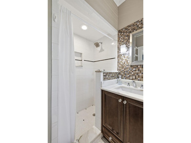 Perfectly positioned in the heart of Historic Hyde Park this - photo 22