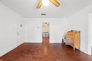 Charming 2-bedroom, 1-bath home situated on a 0.26-acre lot - photo 22