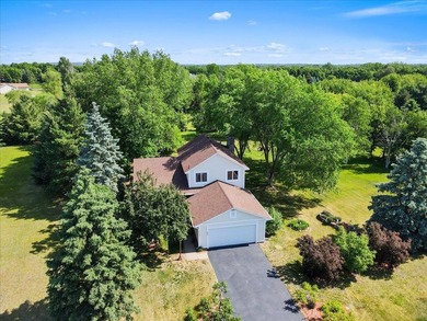 Welcome home to this warm and inviting two-owner property - photo 2