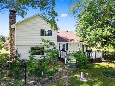 Welcome home to this warm and inviting two-owner property - photo 3