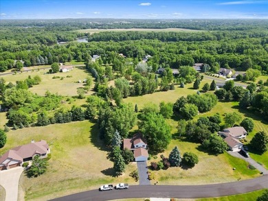 Welcome home to this warm and inviting two-owner property - photo 4