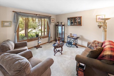 Welcome home to this warm and inviting two-owner property - photo 8