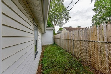 Welcome to 47 Chippendale Rd! This two bedroom home offers a - photo 22