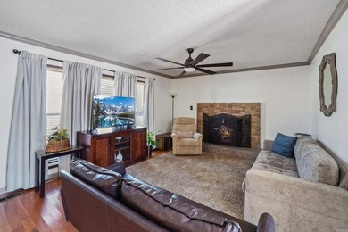 Welcome to your dream home! This quaint and cute property offers - photo 5
