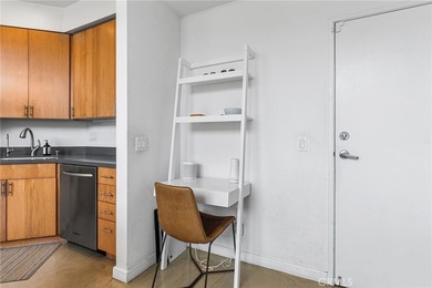 Behind privacy gates in the coveted Artist Lofts, this move-in - photo 15