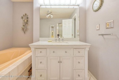 Welcome to easy living in the desirable Sleepy Hollow Lake - photo 20