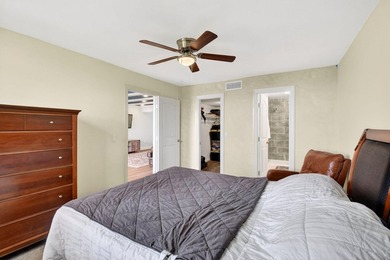 Spacious, beautifully updated and renovated 3-bed, 2-bath condo - photo 22