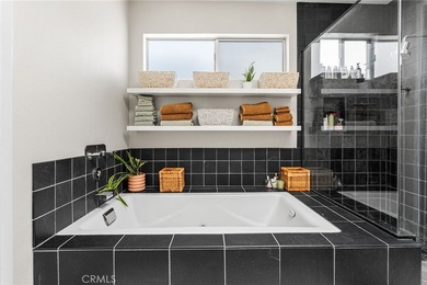 Behind privacy gates in the coveted Artist Lofts, this move-in - photo 28