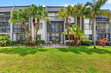 Spacious, beautifully updated and renovated 3-bed, 2-bath condo - photo 37
