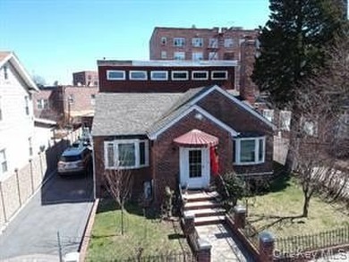 Great opportunity to own a beautiful renovated home on a 50 x - photo 1