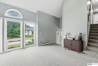 Unique tri-level floor plan with vaulted ceiling, roof line - photo 22